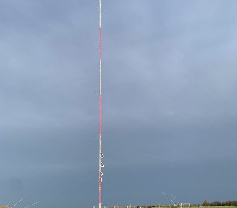 Installation du mât de mesure du vent